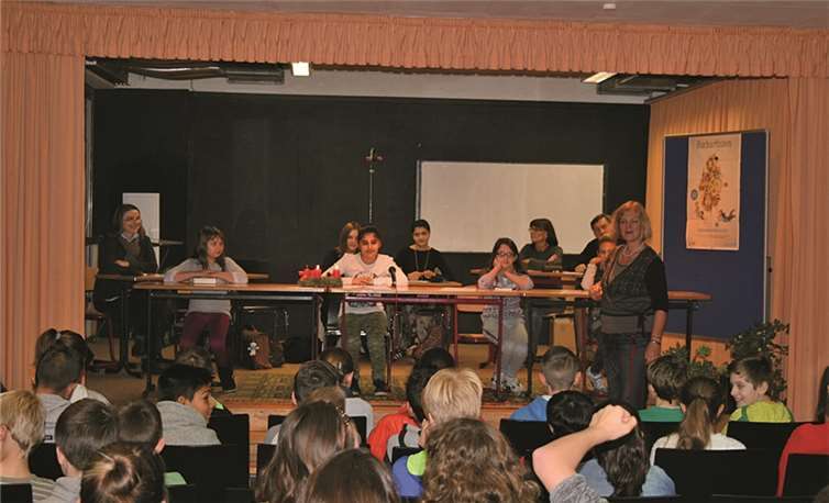 Die Klassensiegerinnen traten in der Aula gegeneinander an. privat