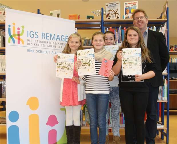 Die Klassensiegerinnen v.l.n.r.: Xenia Walter (6d), Ina Mittnacht (6b), Anna Goy (6c), Vivian Geef (6a) und Schulleiter Marcus Wald.
