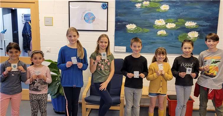 Die Klassensprecher der Klasse 1 bis 4 mit den abgestempelten Laufkarten.  Foto: privat