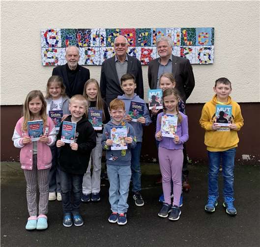 Die Klassensprecher und Klassensprecherinnen zeigen stellvertretend für die Kinder der Grundschule Stromberg die tollen Buchgeschenke. Foto: Grundschule Stromberg