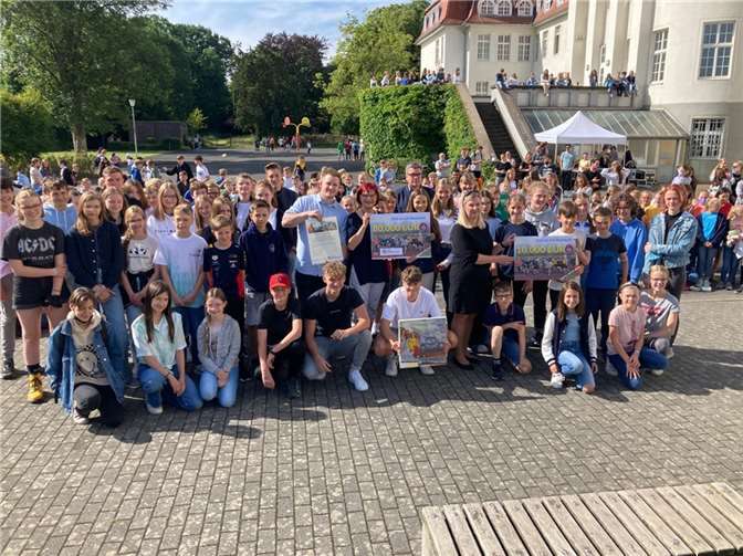 Die Klassensprecherinnen und Klassensprecher am St. Joseph-Gymnasium überreichten Birgit Donath und Nils Garbow von „Aktion Deutschland hilft“ und Helena Schott aus Rheinbach die Spenden aus dem Sponsorenlauf der Schule. Birgit Donath und Nils Garbow dankten der Schule. Foto: St. Joseph-Gymnasium Rheinbach