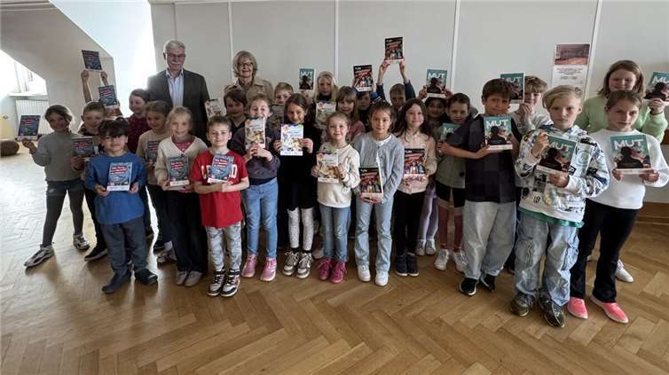 Die Klassensprecherinnen und Klassensprecher der Jahrgangsstufen 1 bis 4 präsentieren stellvertretend für alle Kinder der KGS Meckenheim stolz und voller Freude ihre geschenkten Leseschätze. Mit auf dem Foto: Rotarierin Jutta Aring und Rotarier Jörg Vollmer – ein herzliches Dankeschön an den Rotary Club Bonn-Rheinbach für diese wertvolle Bücherspende. Foto: privat