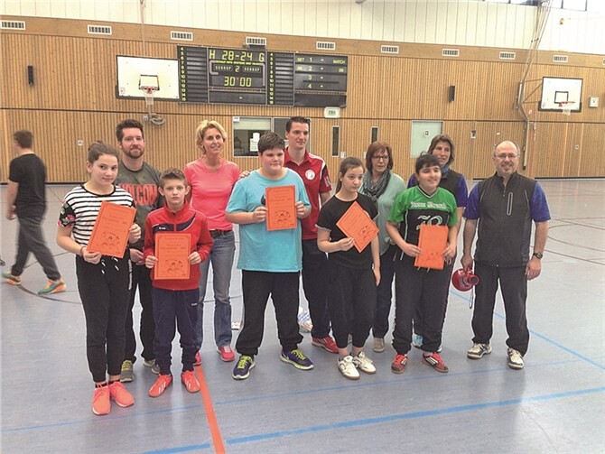 Die Klassensprecherinnen und Klassensprecher der Klassen 5 und 6 bei der Siegerehrung in der Großsporthalle der Erich Kästner- Realschule plus mit den betreuenden Kolleginnen und Kollegen des Fachbereichs Sport. privat