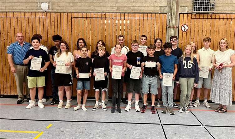 Die Klassensprecherteams der teilnehmenden Klassen zusammen mit Schulleiterin Christiane Hofmann und dem Wettbewerbsleiter Dr. Jörg Kreutz.  Foto: Ilka Hayward