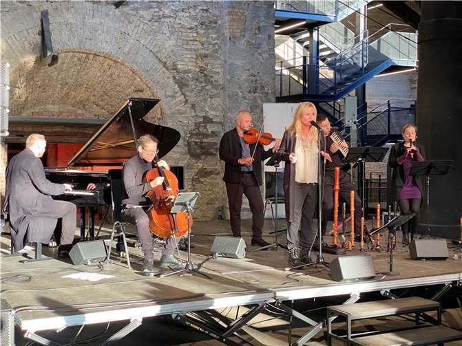 Die Klassikband Spark und Sandie Wollasch traten zum Finale der Sommclassics in der Sayner Hütte auf.  Fotos: Kreisverwaltung/Morcinek