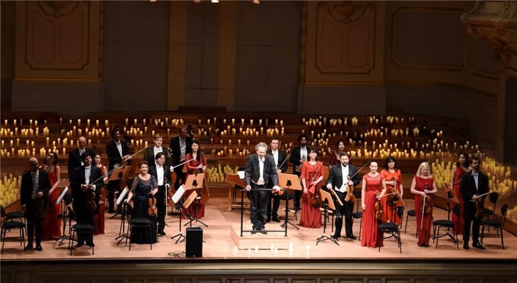 Die Klassische Philharmonie Bonn präsentiert ein weihnachtliches Konzert, das Musik, Kerzenschein und winterliche Düfte vereint. Foto: Klassische Philharmonie Bonn