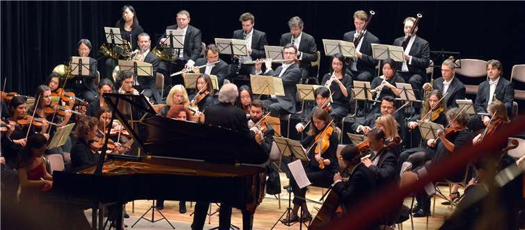 „Wiener Klassik“ Die Klassische Philharmonie Bonn unter Leitung von Prof. Heribert Beissel ist ab Oktober wieder zu Gast in Bad Neuenahr.Heilbad Gesellschaft