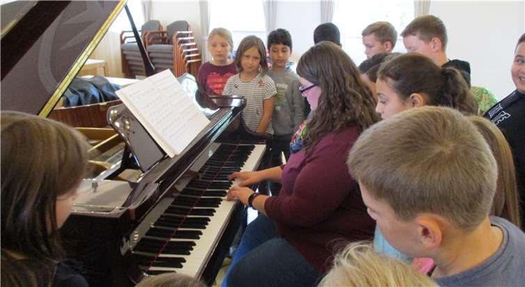 Die Klavierlehrerin Nicola Kläs ließ die Kinder nicht nur ins Innere des Flügels schauen, sondern spielte ihnen auch etwas vor.Foto: Grundschule Adenau