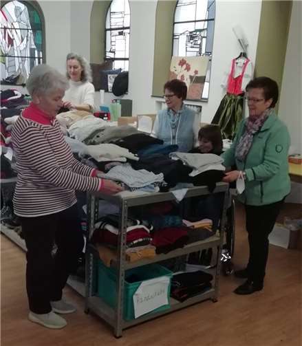 Die Kleiderausgabe im Vinzenzhaus.