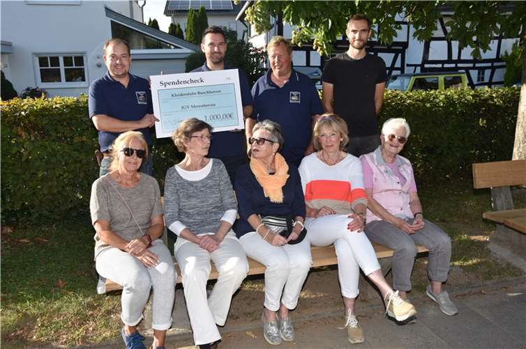 Die Kleiderstube Buschhoven überreichte einen Spendenscheck in Höhe von 1.000 Euro an den JGV Morenhoven. Foto: Alfred Eich