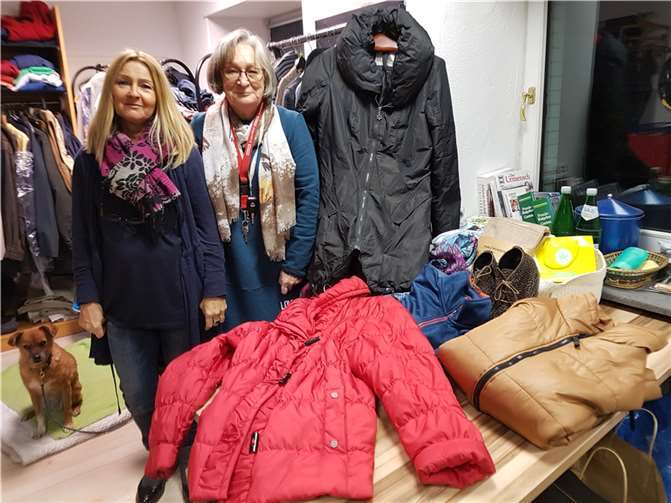 Die Kleiderstube-Mitarbeiterinnen Martina Schwertel und Marita Hoff (r.) Foto: privat