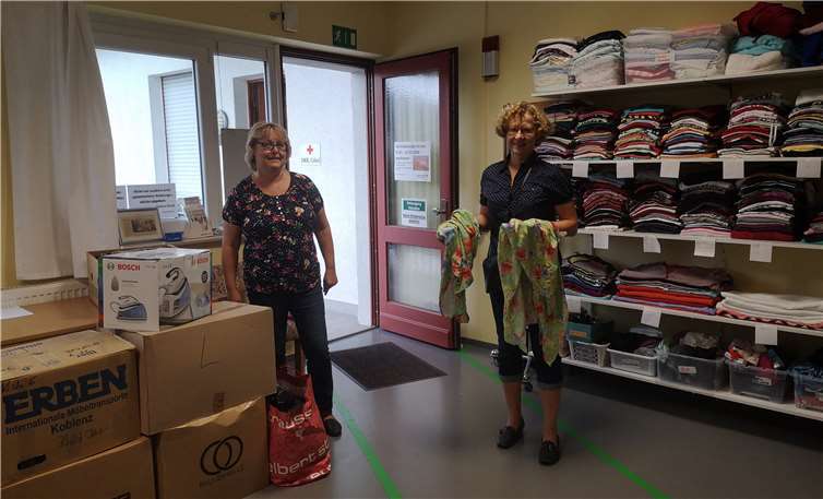 Die Kleiderstube des DRK in Unkel kann sich über eine großzügige und außergewöhnliche Kleiderspende freuen.Quelle: DRK-Unkel