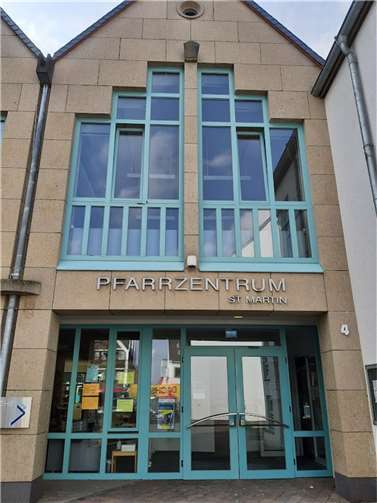 Die Kleiderstube ist zur Zeit im Pfarrzentrum St. Martin, 1. Etage am Lindenplatz untergebracht.