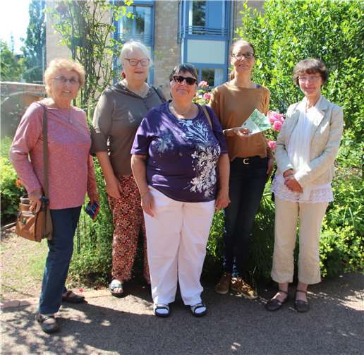 Die Kleiderstuben-Helferinnen übergaben die Spende (v. l.): Mariane Meyer, Dorothee Götte, Marie Luise Apel, Sabine Jacobs (Einrichtungsleitung) und Angneizka Weiß. Foto: privat