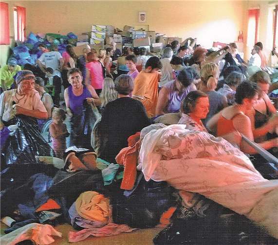 Die Kleidung aus der Hilfslieferung sorgte für großen Andrang. privat