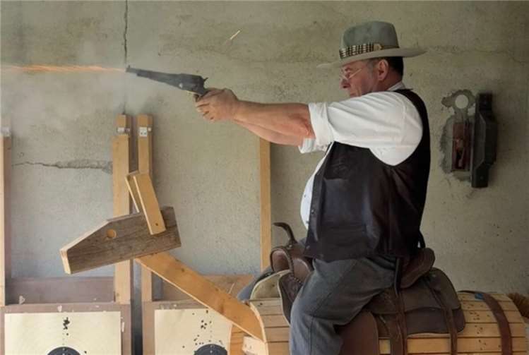 Die Kleidung ist dem Thema des Schießens und den genutzten Waffen angepasst. Foto: Wilfried Rücker