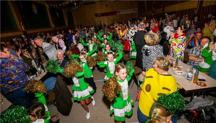 Die Kleine Garde der KGM stürmte temperamentvoll in den Saal. Fotos: EP