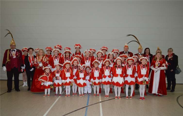 Die Kleinen Funken Walporzheim beim Kindernachmittag der KG „Ringener Wendböggele“. privat