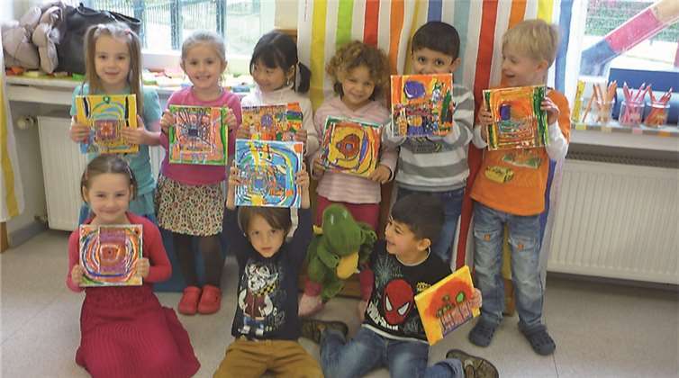 Die "Kleinen Künstler" der Bad Breisiger Kita Sonnenschein sind (stehend v.li.): Sara Mehmeti, Lorena Krasniqi, Linda Chu, Samanta Cruz-Boniela, Anas Abdulhai, Renè Steinbach und (kniend v.li.): Naida Elezovic, Tayler Bell, Jaafar Abdo. Es fehlt Djellza Berisha. privat