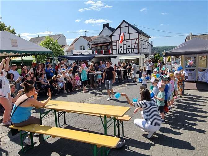 Die Kleinen aus dem Kindergarten „Pusteblume“ begeisterten das Publikum mit ihrem Sing- und Tanzspiel.