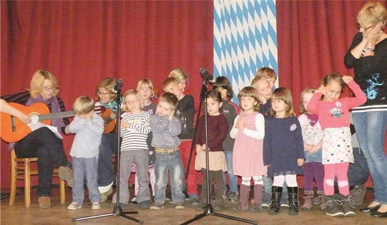 Die Kleinen aus dem Westumer Kindergarten begeisterten die Senioren mit ihrem Bühnenauftritt.privat