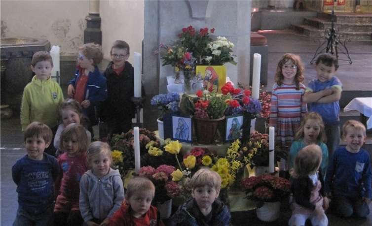 Die Kleinen bringen jeden Freitag frische Blumen an den Altar in der Pfarrkirche.privat