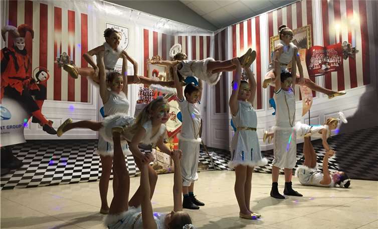 Die Kleinen der Showtanzgruppe des Narren Club Waschem. Jennifer de Luca