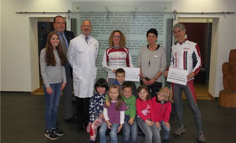 Die Kleinen freuten sich über die Spendenübergabe (v.l.): Georg Schmitz, Dr. Michael Maasberg, Kerstin Denkel („Team Kette rechts“), Jutta Schmitz (Betriebskindergarten) und Bernd Zillgen („Team Kette rechts“). privat