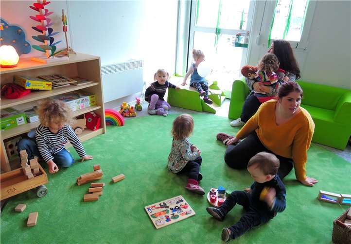 Die Kleinen fühlen sich sichtlich wohl im Gruppenraum des Containers.