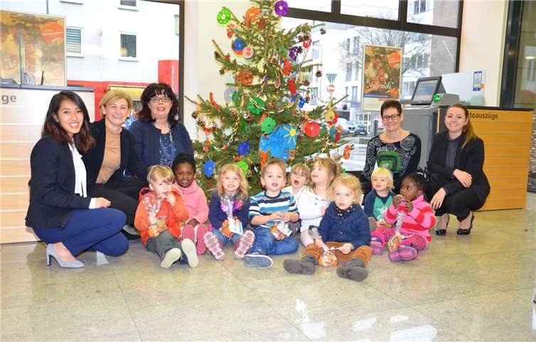 Die Kleinen fühlten sich sichtlich wohl mit v.li. Trang Do, Enikö Ritli, Sibylle Scherer, Susanne Adel und Katrin Stein. Judith Sauerborn