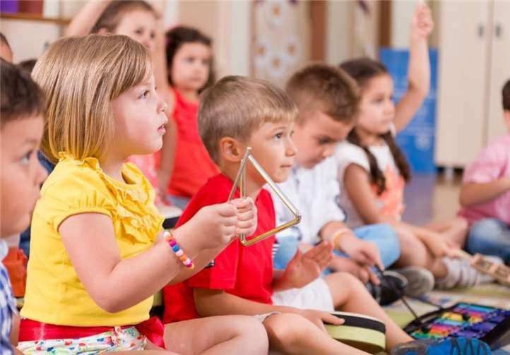 Die Kleinen haben viel Spaß beim gemeinsamen Musizieren.  KMS