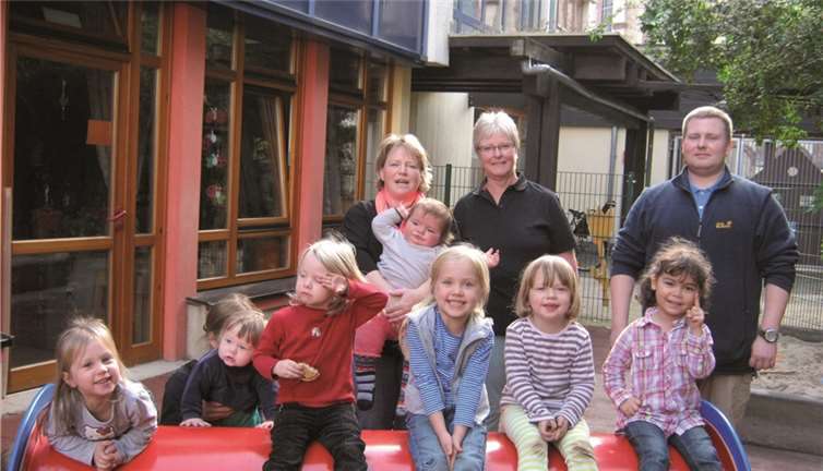 Die Kleinen im Kinderhaus St. Matthias haben gut Lachen dank des neu gestalteten Außengeländes.privat