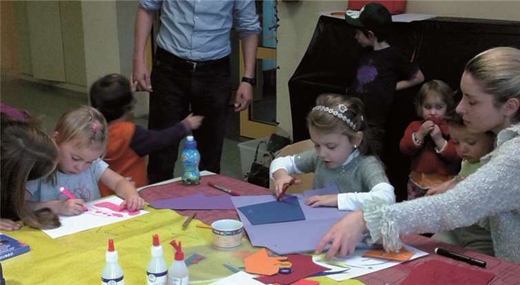 Die Kleinen können am Basteltisch kreativ werden.privat