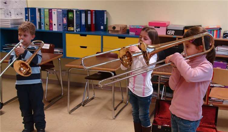 Die Kleinen können sich an einer Vielzahl von Instrumenten probieren. Kreismusikschule Mayen-Koblenz