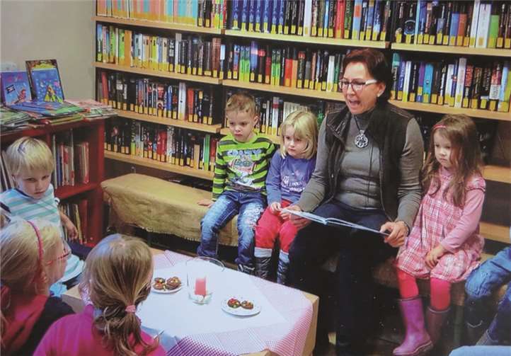 Die Kleinen lauschten gespannt der Geschichte.privat