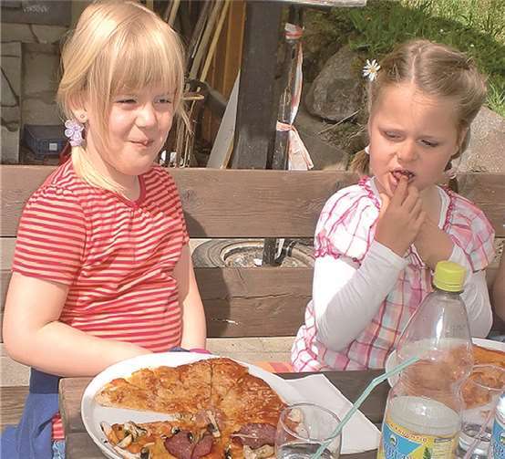 Die Kleinen ließen sich die Pizza schmecken.