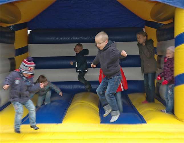 Die Kleinen tobten sich auf der Hüpfburg aus.
