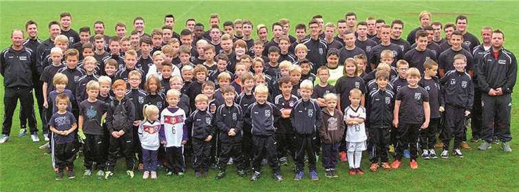 Die „Kleinen“ und „Großen“ Fußballer des JSG Pellenz.privat