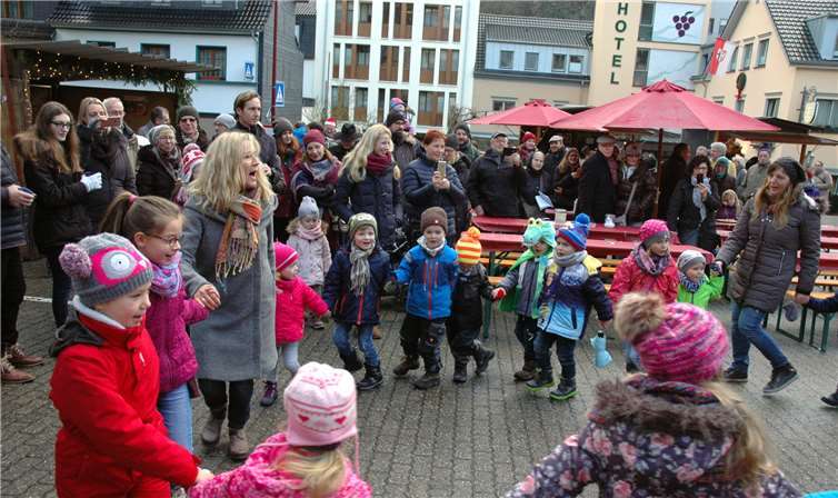 Die Kleinen von der Kindertagesstätte St. Josef Altenahrführten ihre einstudierten Tänze und Lieder vor.