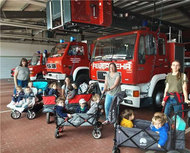 Die Kleinen wurden im Kinderwagen durch die Halle gefahren und staunten.  Foto: Haus für Kinder