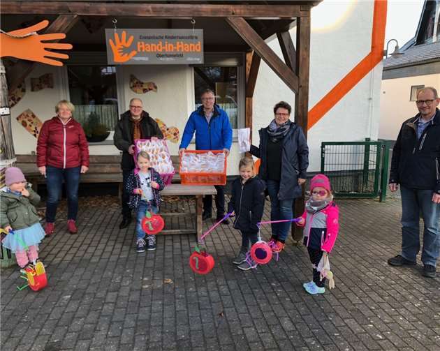 Die Kleinen zeigen stolz ihre Laternen und freuen sich über die Martinswecken. Foto: privat