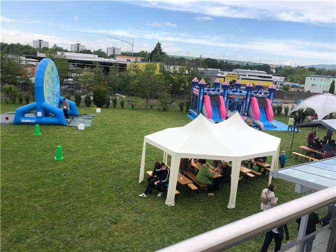Die Kleineren tobten auf der Rutsch- und Hüpfburg, versuchten sich im Fußball-Dart oder ließen sich schminken. Abwechslung bot auch der 14 Meter lange Kids-Bus des Hoffnungswerkes aus dem Ahrtal, ein rollender Spielplatz. Foto: privat