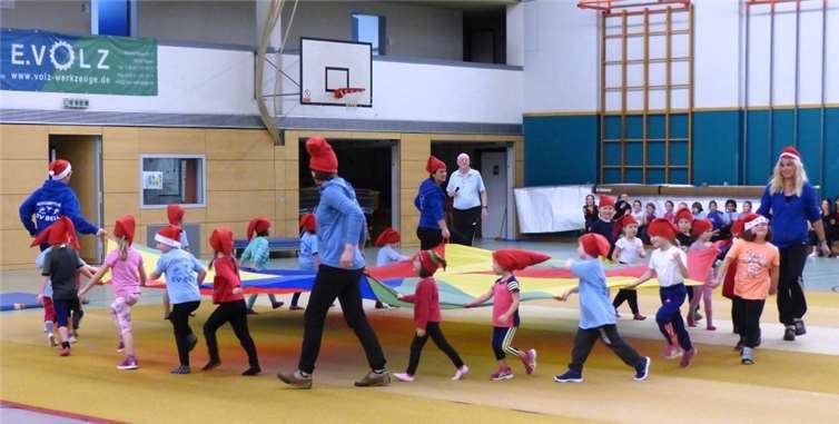 Die Kleinkindergruppe bringt Schwung in die Halle.