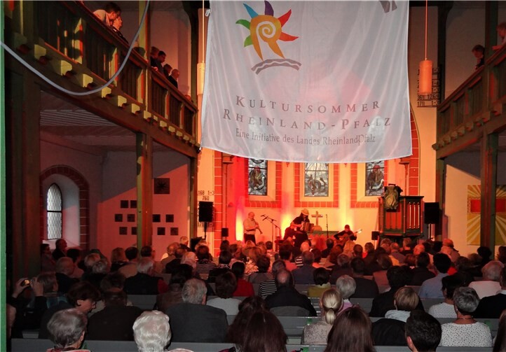 Die Kleinkunstbühne Mons Tabor lädt schon seit vielen Jahren in die Ev. Kirche in Höhr-Grenzhausen zu Konzerten der Reihe „Musik in alten Dorfkirchen“ ein – jetzt wollen sich die Kulturschaffenden mit der Geschichte des alten Gotteshauses beschäftigen Foto: privat