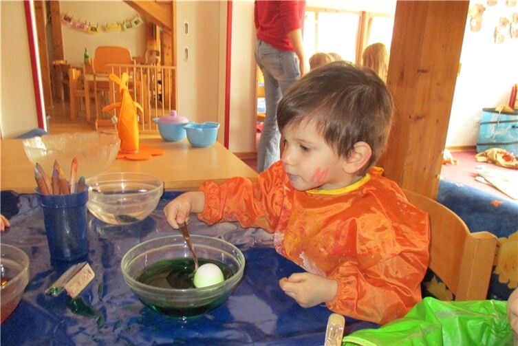 Die Kleinsten betätigten sich kreativ beim Eier-Färben.privat