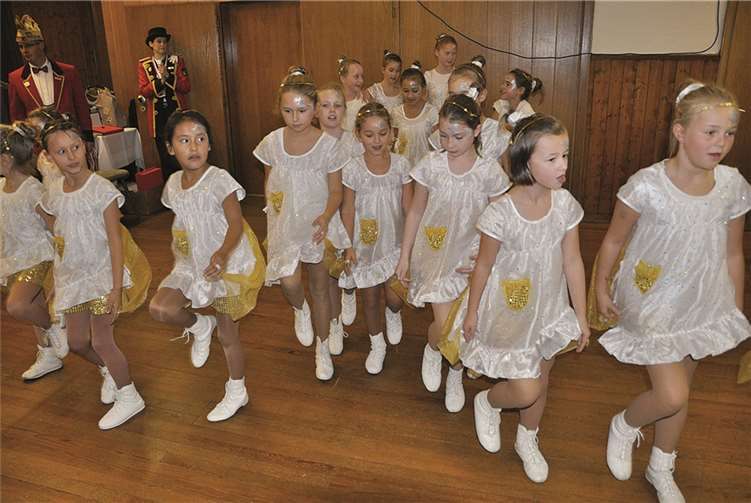 Die Kleinsten der „Magics“ mit ihrer Trainerin Jenny Schüller erfreuten durch ihre Tanzdarbietung beim Ordensfest. AB
