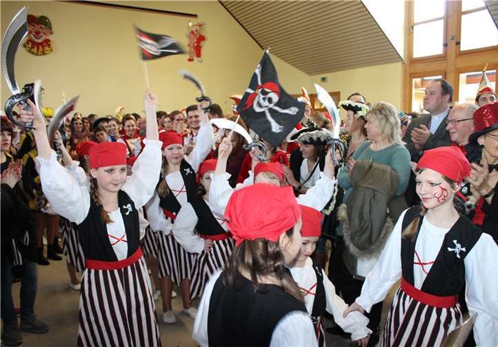Die Kleinsten des Lonniger Möhnenvereins enterten als Piraten den Lonniger Narrensaal.