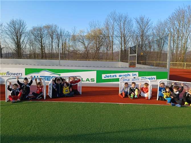 Die Kleinsten freuen sich über ihre neuen Minitore.  Foto: privat