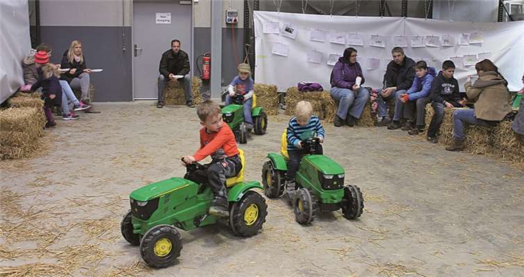Die Kleinsten hatten großen Spaß im Mini-Traktor-Parcours.LP