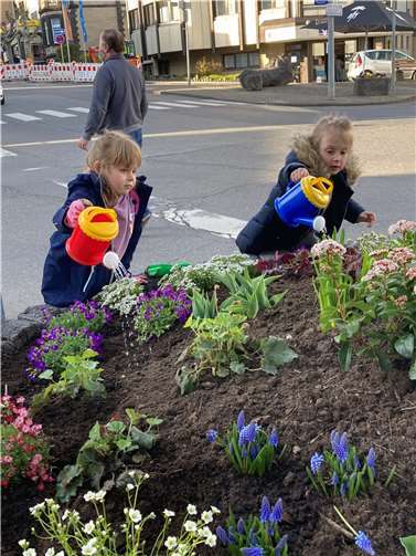 Die Kleinsten hatten viel Spaß beim Gießen der Blumen, damit diese ihr farbenfrohes Antlitz so lange wie möglich zeigen.